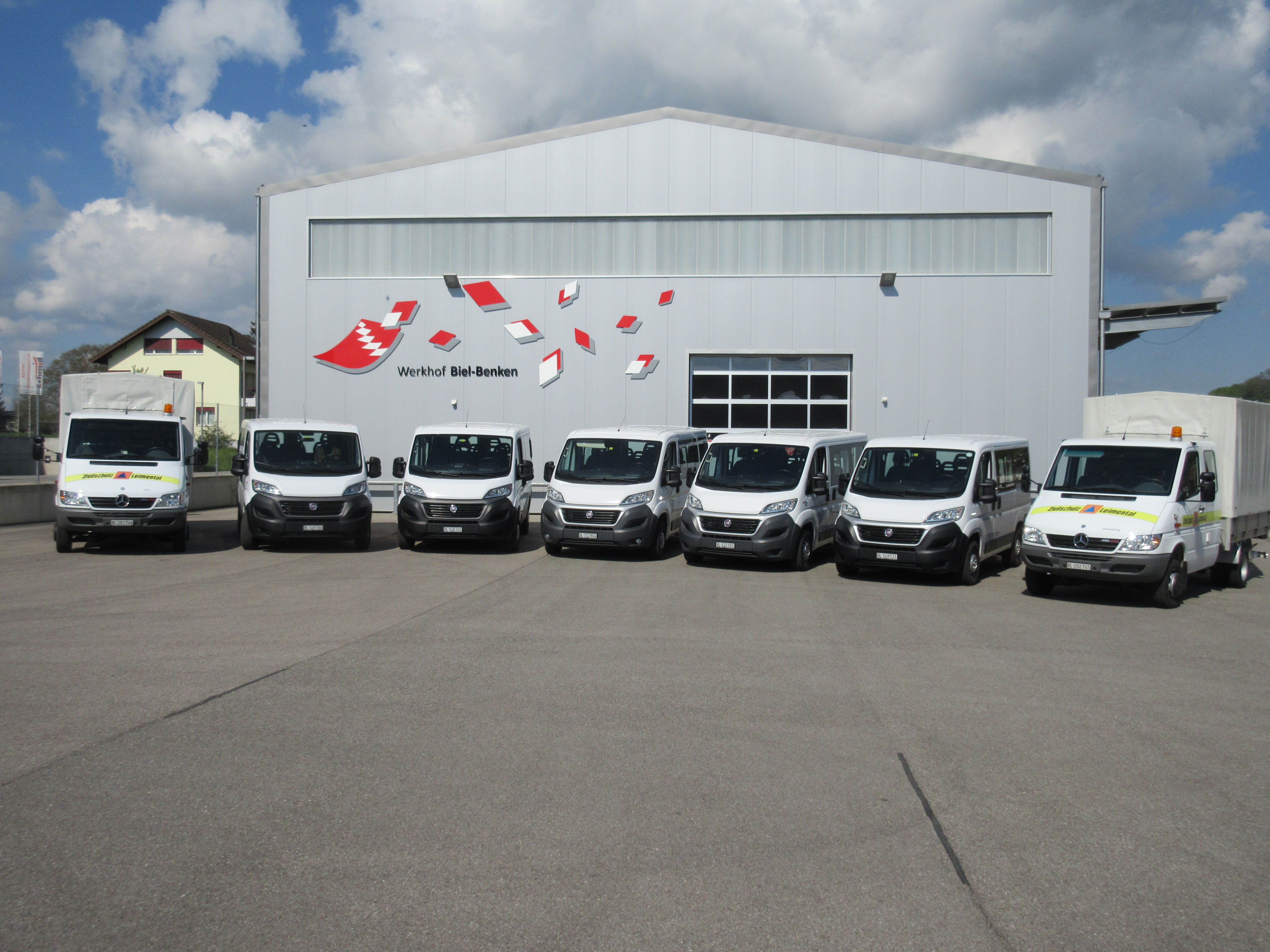 Pionier Üben mit dem Abbauhammer, um die richtige Handhabung und den sicheren Einsatz dieses Geräts zu erlernen.